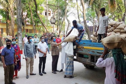 লাকসামে ২০ হাজার পরিবারের বাড়িতে পৌঁছে দেয়া হচ্ছে খাদ্যসামগ্রী