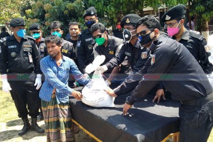 বগুড়ায় কর্মহীনদের মাঝে র‌্যাবের ত্রাণ সামগ্রী বিতরণ