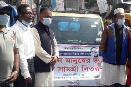 পঞ্চগড়ে ২ হাজার দুস্থ মানুষকে খাবার দিলেন এমপি প্রধান 