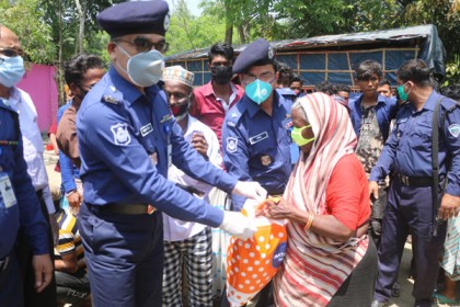 নোয়াখালীতে বেদে সম্প্রদায়ের ১১৯ পরিবারে পুলিশ সুপারের খাদ্য বিতরণ