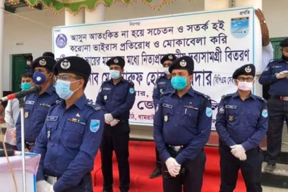 ধামরাইয়ে কর্মহীনদের মাঝে খাদ্যসামগ্রী বিতরণ করলো পুলিশ

