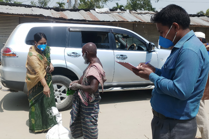 পঞ্চগড়ে পত্রিকার হকারদের বাড়ি বাড়ি খাবার পৌঁছে দিলেন ডিসি