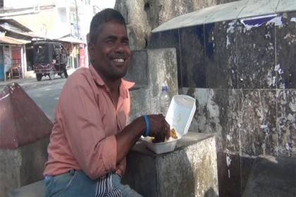 তেঁতুলিয়ায় মানসিক ভারসাম্যহীনদের খাবার দিচ্ছে টিম ১৯