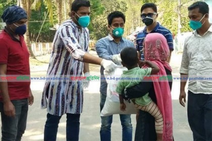 চবি ছাত্রলীগের উদ্যোগে ত্রাণ বিতরণ