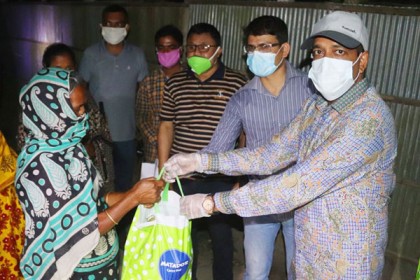 মধ্যরাতে বাড়িতে খাদ্যসামগ্রী নিয়ে হাজির পুলিশ সুপার