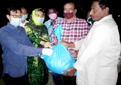 গভীর রাতে ভাসমান বেদে পরিবারের পাশে উপজেলা চেয়ারম্যান