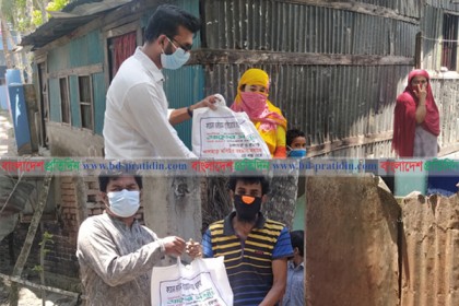 কর্মহীন মানুষের বাড়িতে উপহার হিসেবে গেল খাদ্য সামগ্রী