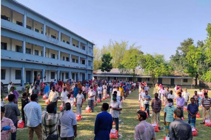 ঠাকুরগাঁওয়ে আরও ৪শ পরিবারকে 
খাদ্যসামগ্রী দিলেন এমপি দবিরুল