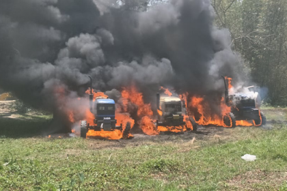 যুবলীগ নেতার ৩টি ট্রাকে আগুন দিল বিক্ষুব্ধ জনতা