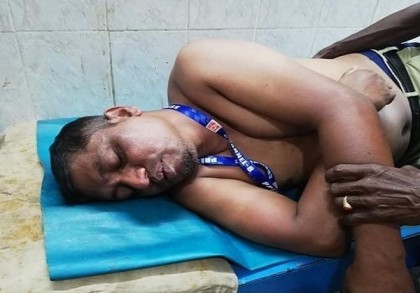 ত্রাণে অনিয়ম: সংবাদ প্রচার করায় সাংবাদিককে ক্রিকেট ব্যাট দিয়ে মারধর