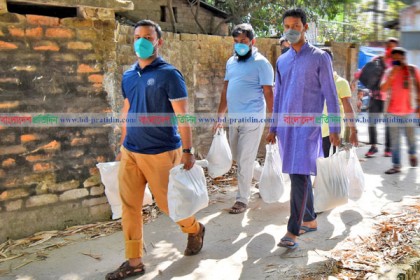 বগুড়ায় খাদ্য সামগ্রী নিয়ে দরিদ্রদের বাড়িতে আওয়ামী লীগ নেতা