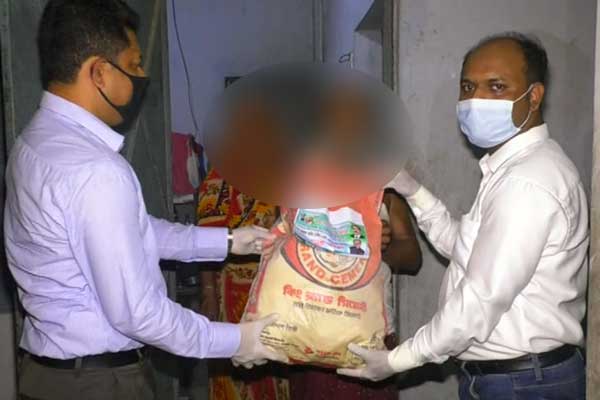 গোপালগঞ্জে অসচ্ছল পরিবারের মাঝে খাদ্যসামগ্রী বিতরণ