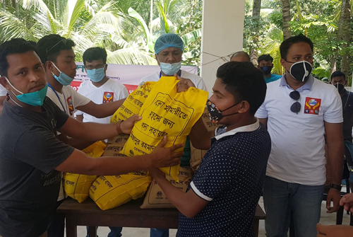 কোম্পানীগঞ্জে অসহায় পরিবারের মাঝে খাদ্য সামগ্রী বিতরণ 
