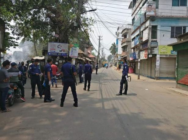 নেত্রকোনায় করোনা প্রতিরোধে কঠোর অবস্থানে পুলিশ 