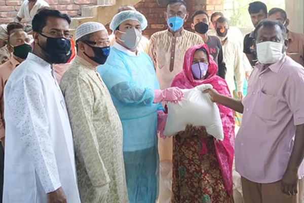 বগুড়ার কাহালু পৌরসভার কর্মহীন মানুষদের মাঝে চাল বিতরণ 