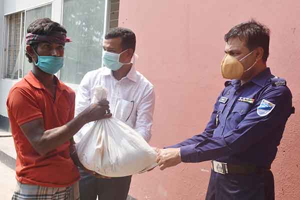 রাজবাড়ীতে যৌনকর্মী ও নিম্নআয়ের মানুষদের মাঝে ত্রাণ বিতরণ