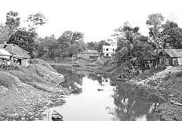 দখল বর্জ্যে ডাকাতিয়া এখন মরা খাল