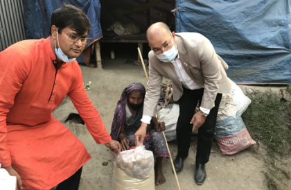 ঘরে ঘরে খাদ্যসামগ্রী পৌঁছে দিচ্ছেন ত্রাণ প্রতিমন্ত্রী