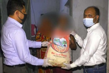 গোপালগঞ্জে অসচ্ছল পরিবারের মাঝে খাদ্যসামগ্রী বিতরণ