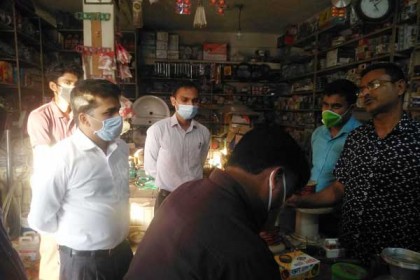 দোকান খোলা রাখায় হালুয়াঘাটে ৪ ব্যবসায়ীকে অর্থদণ্ড    