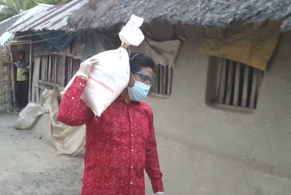 নিজ কাঁধে খাদ্যসামগ্রী নিয়ে ঘরবন্দী মানুষের বাড়িতে এমপি জগলুল   