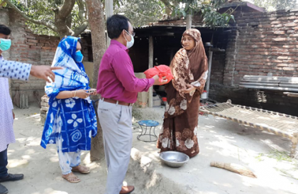 চাঁপাইনবাবগঞ্জে ব্যক্তি ও প্রতিষ্ঠানের উদ্যোগে খাদ্য সহায়তা অব্যাহত
