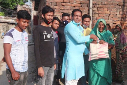 চুয়াডাঙ্গায় দরিদ্র মানুষের বাড়ি খাবার পৌঁছে দিলেন সাবেক ছাত্রলীগ নেতা