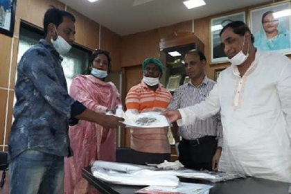 ডাক্তার, স্বাস্থ্যকর্মী ও পল্লী চিকিৎসকদের পিপিই দিলো ব্রাহ্মণবাড়িয়া জেলা পরিষদ