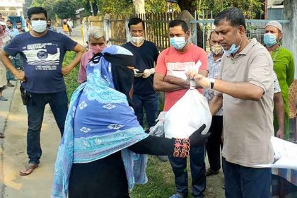 মাগুরায় ত্রাণ বিতরণ অব্যহত