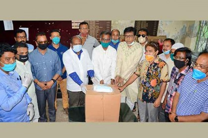বগুড়া প্রেসক্লাবে স্বাস্থ্য সুরক্ষা সামগ্রী প্রদান হুইপ স্বপনের  