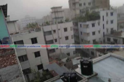 রাজধানীতে হঠাৎ শিলা বৃষ্টি