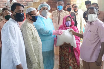 বগুড়ার কাহালু পৌরসভার কর্মহীন মানুষদের মাঝে চাল বিতরণ 