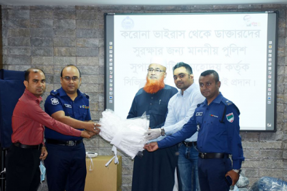 কুষ্টিয়ায় চিকিৎসকদের ৪০০ পিপিই দিয়েছে পুলিশ 