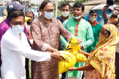 খাদ্য সামগ্রী বিতরণ করলেন মেয়র লিটন