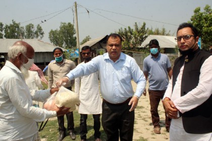 সামাজিক দূরত্ব বজায় রেখে দিনাজপুরে খাদ্যসামগ্রী বিতরণ
