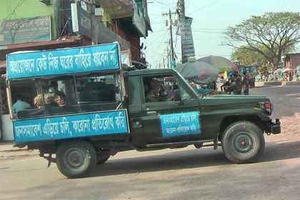 করোনা প্রতিরোধে নাটোরে কঠোরভাবে চলছে সামাজিক বিচ্ছিন্নতা অভিযান 