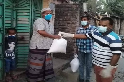 বাড়ি বাড়ি খাবার পৌঁছে দিলেন সিংড়ার মেয়র