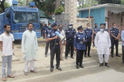 বগুড়ার সারিয়াকান্দিতে সড়কে
জীবাণুনাশক ওষুধ স্প্রে

