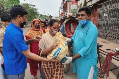 রাজধানীতে দুস্থদের মাঝে খাদ্যসামগ্রী বিতরণ করলেন যুবলীগ নেতা