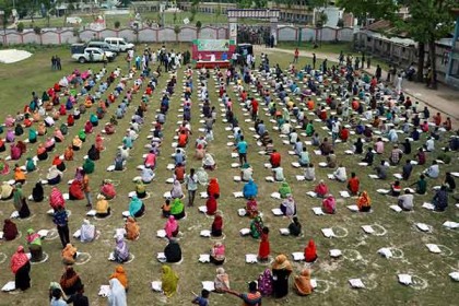 পাবনায় সামাজিক দূরত্ব বজায় রেখে খাদ্যসামগ্রী বিতরণ