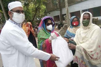 নাটোরে দরিদ্রদের মাঝে খাদ্যসামগ্রী বিতরণ করলেন এমপি রত্না