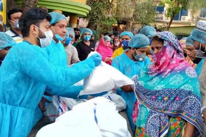 ৩ হাজার পরিবারকে ত্রাণ সামগ্রী দিলেন ইশরাক 