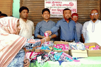 অসহায় মানুষের জন্য বিনামূল্যে মাস্ক ও সাবান দিতে সততা স্টোর