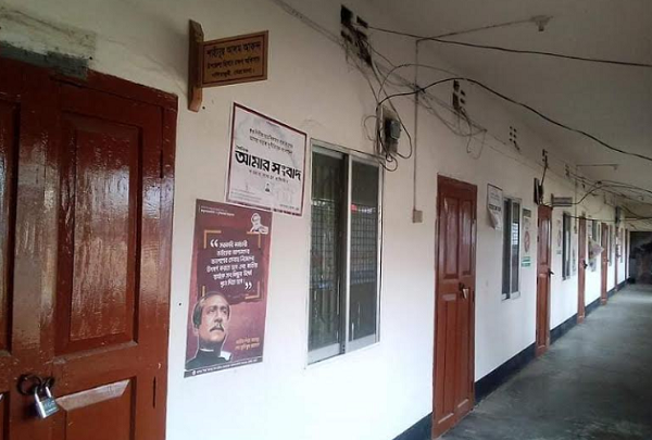 নেত্রকোনায় সরকারি কর্মচারীরা ছুটিতে থাকায় খাদ্য বিতরণে দুর্ভোগ