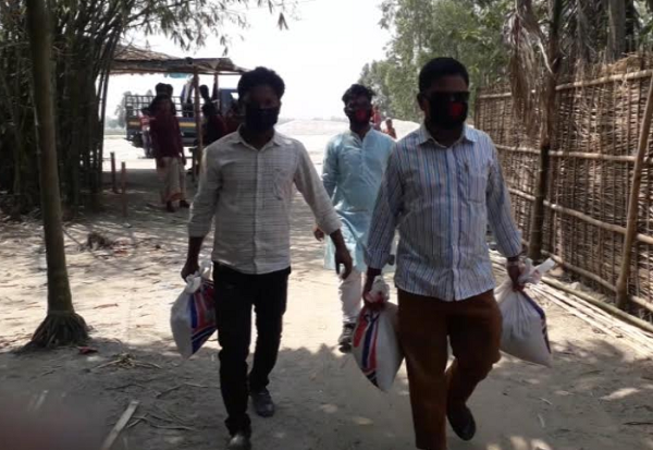 বাড়ি বাড়ি খাবার পৌঁছে দিচ্ছে দারিদ্র কল্যাণ সংস্থা 