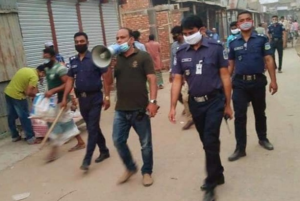 ফুলপুরে করোনা সংক্রমণ প্রতিরোধে রাস্তায় পুলিশের মাইকিং 