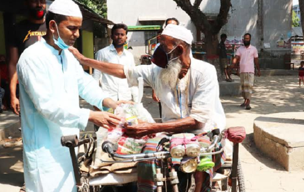 সামাজিক দূরত্ব বজায় রেখে সিংড়ায় কর্মহীনদের মাঝে খাদ্যসামগ্রী বিতরণ
