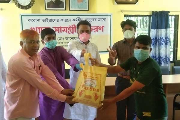 চাঁপাইনবাবগঞ্জে ব্যক্তি ও প্রতিষ্ঠানের উদ্যোগে খাদ্য সহায়তা অব্যাহত