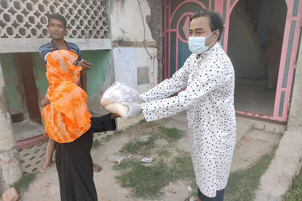 নাটোরে কর্মহীন মানুষের মাঝে ত্রাণ বিতরণ