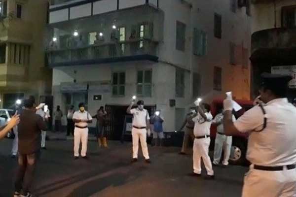 গানে গানে বাসায় থাকতে উৎসাহ দিলেন কলকাতার পুলিশ